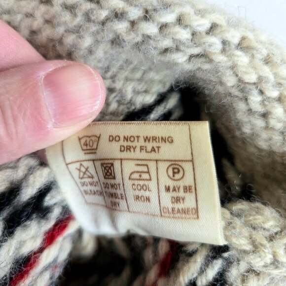 100% Pure Wool winter tuque hat. - Picture 5 of 6